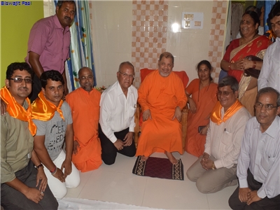 BLESSED CHINMAYA FAMILY WITH GURUJI.JPG